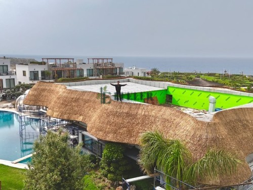 Otel Restoranı — Dalgalı Kamış Çatı Uygulaması