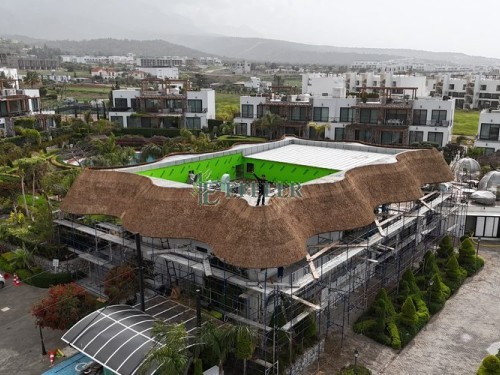 Otel restoranı üzerindeki kamış çatının üstten görünümü