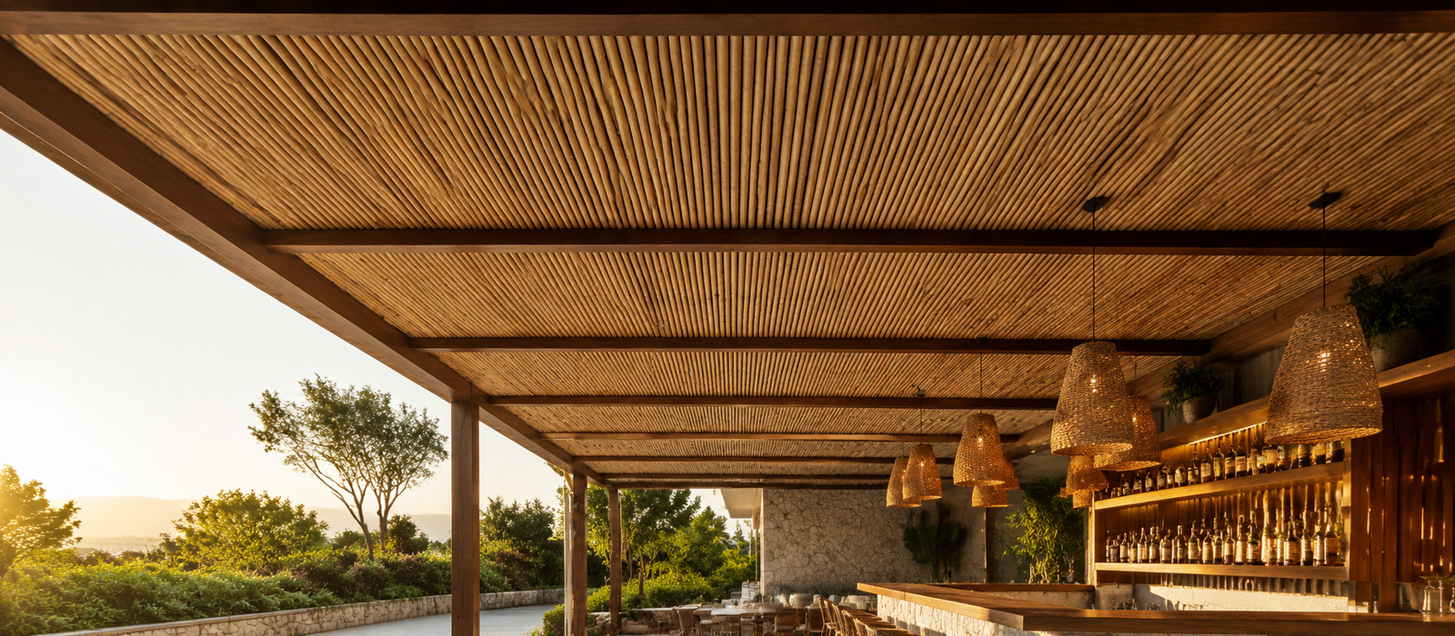 Restoran terasında doğal bambu çıtalı tavan kaplaması